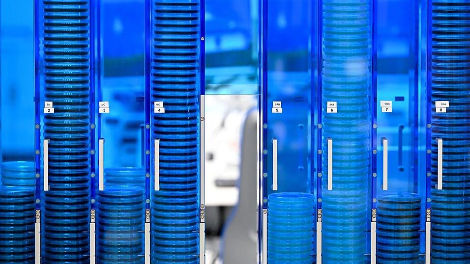Die Analyse von Proben funktioniert weitgehend automatisiert. Die Analyse von Proben funktioniert weitgehend automatisiert.