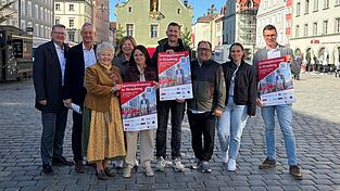 Freuen sich auf den Sonntagsbummel (von links): Johannes Burgmayer (Referatsleiter Zentrale Angelegenheiten und Kommunales), OB Markus Pannermayr, Heidi Ingerl, Heidi Lachner, Claudia Hennig, Benno Litzke und Martin Erdl (Werbegemeinschaft), Petra Retzer (Stadtmarketing) und Simon Wagner (Stadtmarketingleiter). Freuen sich auf den Sonntagsbummel (von links): Johannes Burgmayer (Referatsleiter Zentrale Angelegenheiten und Kommunales), OB Markus Pannermayr, Heidi Ingerl, Heidi Lachner, Claudia Hennig, Benno Litzke und Martin Erdl (Werbegemeinschaft), Petra Retzer (Stadtmarketing) und Simon Wagner (Stadtmarketingleiter).
