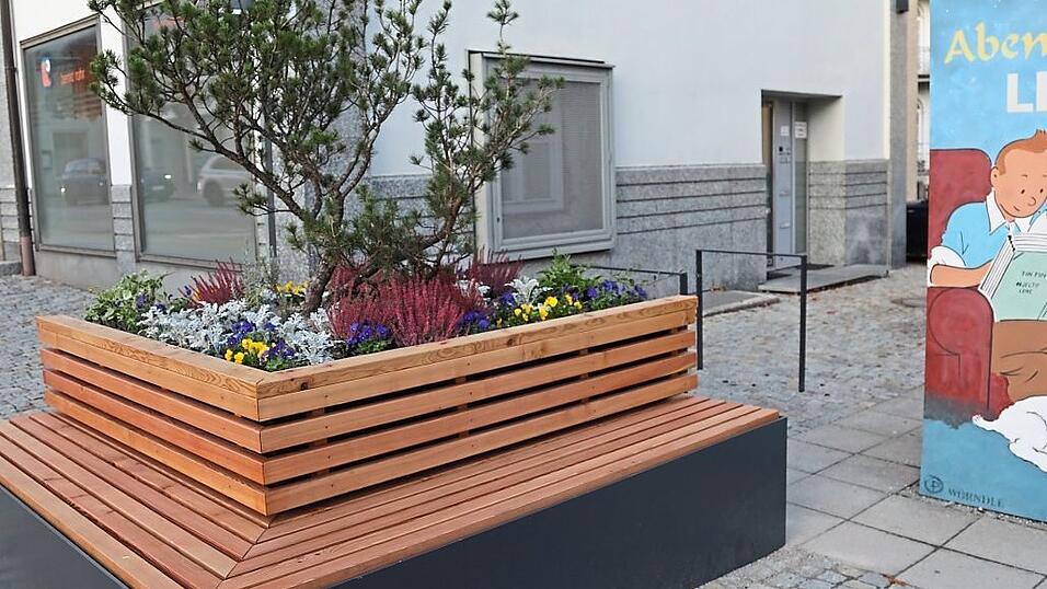 Eine kleine Sitzgelegenheit zum Verweilen wurde unter anderem am Marktplatz geschaffen. Eine kleine Sitzgelegenheit zum Verweilen wurde unter anderem am Marktplatz geschaffen.