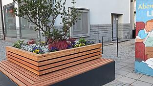 Eine kleine Sitzgelegenheit zum Verweilen wurde unter anderem am Marktplatz geschaffen. Eine kleine Sitzgelegenheit zum Verweilen wurde unter anderem am Marktplatz geschaffen.