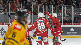 Die Eisb&auml;ren Regensburg um Kapit&auml;n Nikola Gajovsk&yacute; (Mitte, R&uuml;ckennummer 69), Tariq Hammond (rechts), Marvin Schmid (verdeckt, hinter Gajovsk&yacute;), Petr Heider und David Booth (beide links, verdeckt, alle rote Trikots) haben ihr 14. Heimspiel in Folge gewonnen. Gegen die Krefeld Pinguine (vorne im Bild Verteidiger Eric Gotz, gelbes Trikot) gelang ein 3:0-Erfolg. Unser Bild zeigt den Torjubel nach Gajovsk&yacute;s 1:0-F&uuml;hrungstreffer.