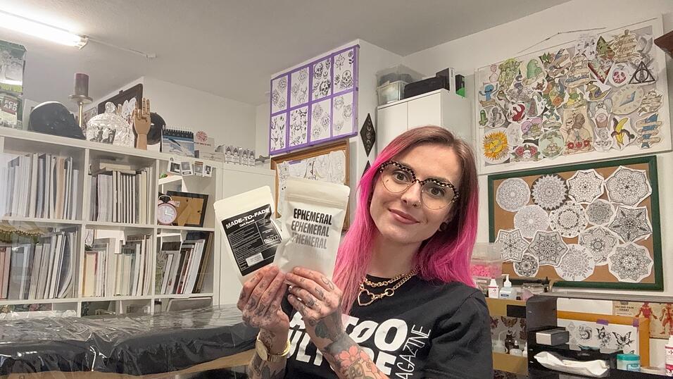 Susanne Domann in ihrem Studio 'Fuchs & Hase Tattoo' in Langquaid. Neben veganer und umweltfreundlicher Körperkunst gibt es jetzt auch die Farben von Ephemeral. Susanne Domann in ihrem Studio 'Fuchs & Hase Tattoo' in Langquaid. Neben veganer und umweltfreundlicher Körperkunst gibt es jetzt auch die Farben von Ephemeral.