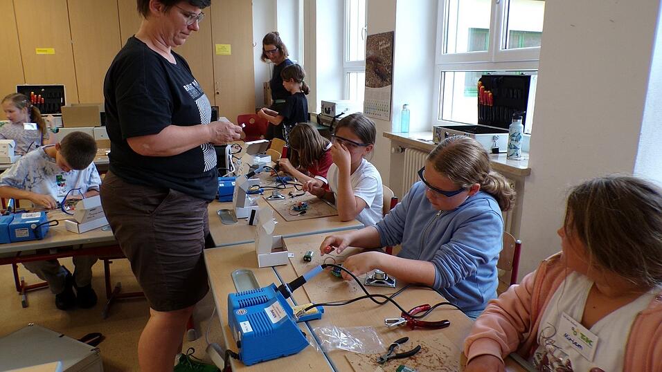 Eifrig bei der Sache - der Workshop &bdquo;Technik f&uuml;r Kinder&ldquo; an der Bayerbacher Grundschule fordert Konzentration.