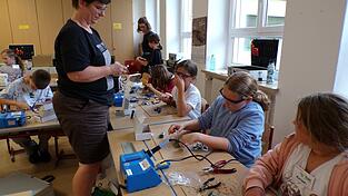 Eifrig bei der Sache - der Workshop „Technik für Kinder“ an der Bayerbacher Grundschule fordert Konzentration. Eifrig bei der Sache - der Workshop „Technik für Kinder“ an der Bayerbacher Grundschule fordert Konzentration.