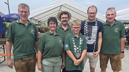 Bei der Ehrung der Fischerkönige (von links): stellvertretender Vorsitzender Hans Eder, die Jugendwarte Uschi und Rudi Domasko, Jugendfischerkönig Christoph Klimm, Fischerkönig Stefan Eckl und Vorsitzender Roland Jummer. Bei der Ehrung der Fischerkönige (von links): stellvertretender Vorsitzender Hans Eder, die Jugendwarte Uschi und Rudi Domasko, Jugendfischerkönig Christoph Klimm, Fischerkönig Stefan Eckl und Vorsitzender Roland Jummer.