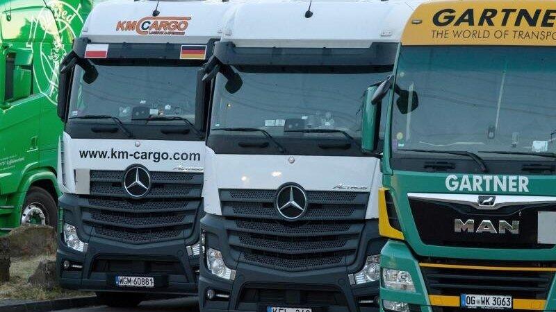 Von dem Lkw hatte sich anscheinend plötzlich eine Eisplatte gelöst. (Symbolbild) Von dem Lkw hatte sich anscheinend plötzlich eine Eisplatte gelöst. (Symbolbild)