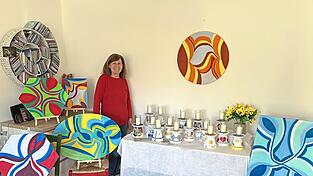 Gertrud Dendl m&ouml;chte nicht nur Bilder verkaufen, sondern damit auch Gutes tun.