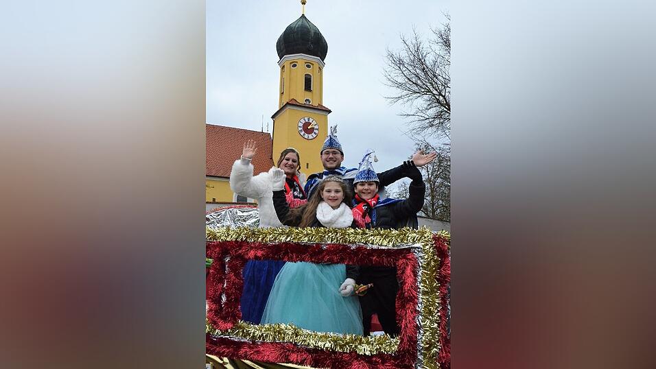 Mit dem großartigen 67. Faschingszug und einem anschließenden 'Narrentreiben' nahm am Faschingsdienstag der Fasching 2017 in Sarching ein glanzvolles Ende. Und was dabei alle 'narrisch' freute, das Wetter spielte doch noch mit; denn während des Zuges war es regenfrei; erst zum Ende regnete es! Mit dem großartigen 67. Faschingszug und einem anschließenden 'Narrentreiben' nahm am Faschingsdienstag der Fasching 2017 in Sarching ein glanzvolles Ende. Und was dabei alle 'narrisch' freute, das Wetter spielte doch noch mit; denn während des Zuges war es regenfrei; erst zum Ende regnete es!
