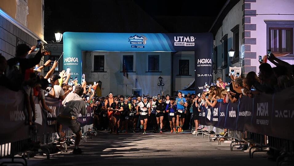 Start in der Nacht: Um 21 Uhr ging es los. Start in der Nacht: Um 21 Uhr ging es los.