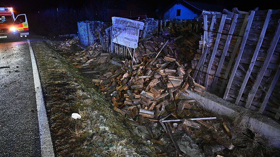 In der Gemeinde Gerzen ist ein Autofahrer gegen einen Holzstoß gekracht.