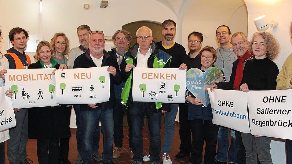 Mit 17 Umweltverbänden tritt das Bündnis 'Mobilität neu denken' an, um den Bau der Sallerner Regenbrücke abzuwenden. Mit 17 Umweltverbänden tritt das Bündnis 'Mobilität neu denken' an, um den Bau der Sallerner Regenbrücke abzuwenden.