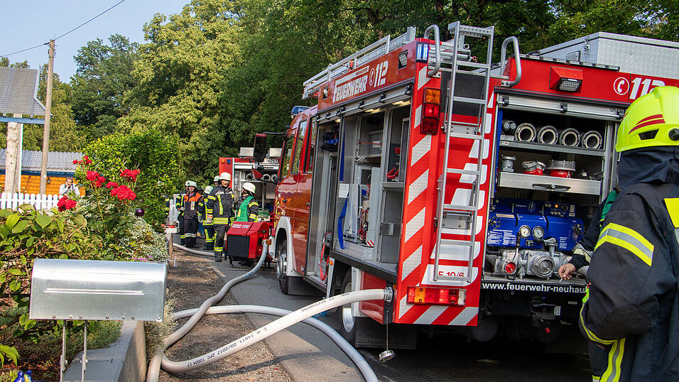 Die enge Zufahrtsstra&szlig;e erschwerte den Einsatzkr&auml;ften, zum Wohnhaus zu gelangen.&nbsp;