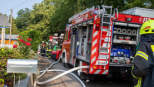 Die enge Zufahrtsstra&szlig;e erschwerte den Einsatzkr&auml;ften, zum Wohnhaus zu gelangen.&nbsp;
