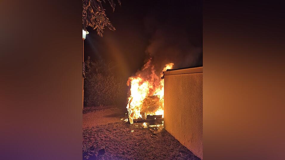 Die Feuerwehr Niederaichbach hatte den Brand schnell im Griff. Die Feuerwehr Niederaichbach hatte den Brand schnell im Griff.