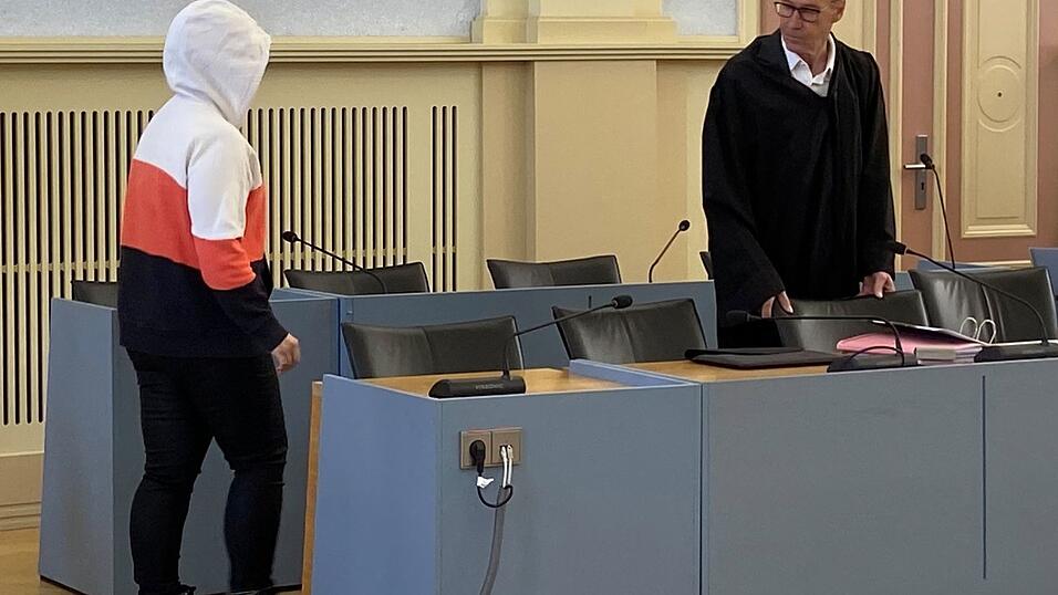 Die wegen Totschlags angeklagte Mutter betritt den Gerichtssaal.