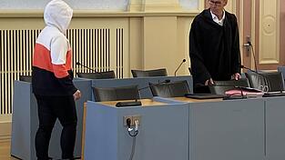 Die wegen Totschlags angeklagte Mutter betritt den Gerichtssaal.