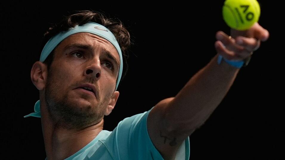 Lorenzo Musetti wurde gegen Novak Djokovic von einer Verletzung gestoppt.