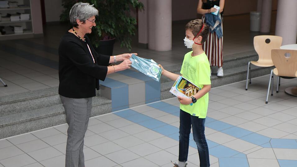 Cornelia Feldkamp ehre Martin Erl f&uuml;r den 'weitesten Sprung'.
