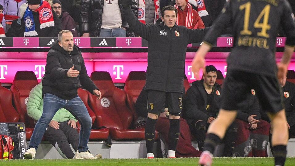 FCA-Trainer Baum (l) sah im Januar einen Sieg seiner Mannschaft. (Archivbild) FCA-Trainer Baum (l) sah im Januar einen Sieg seiner Mannschaft. (Archivbild)