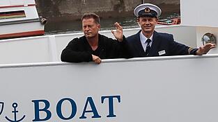 Til Schweiger mit dem Kapit&auml;n des Barefoot Boats Geza C&ouml;rp&ouml;ly.