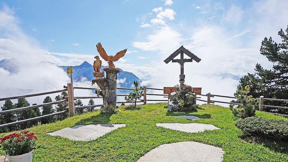Auf der Kalbenalm: Der Himmel reißt auf und über den Nebelwolken erhebt sich die gegenüberliegende Bergkette. Auf der Kalbenalm: Der Himmel reißt auf und über den Nebelwolken erhebt sich die gegenüberliegende Bergkette.