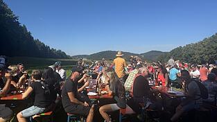 Bei Station zwei freuen sich die Wanderer über das schöne Wetter, das gute Essen und die tolle Aussicht.