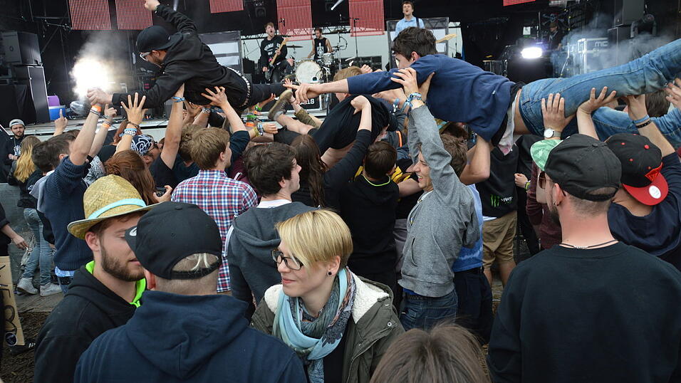 Das war am zweiten Tag des Pfings-Open-Airs in Salching auf dem Festivalgelände los. (Fotos: Florian Wende) Das war am zweiten Tag des Pfings-Open-Airs in Salching auf dem Festivalgelände los. (Fotos: Florian Wende)