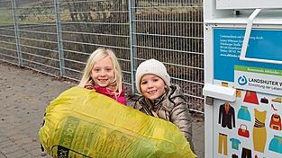 Laura und Julia entsorgten Altkleider. Altkleidercontainer stehen an beiden Enden der Sammelstelle. Den Sack haben die Mädels fleißig dort hingetragen. Laura und Julia entsorgten Altkleider. Altkleidercontainer stehen an beiden Enden der Sammelstelle. Den Sack haben die Mädels fleißig dort hingetragen.