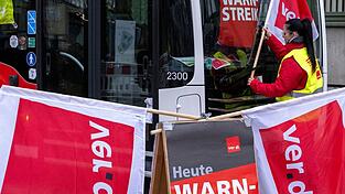 Bundesweit fallen heute und vielerorts auch morgen Busse und Bahnen aus - wegen Warnstreiks. (Archivbild)