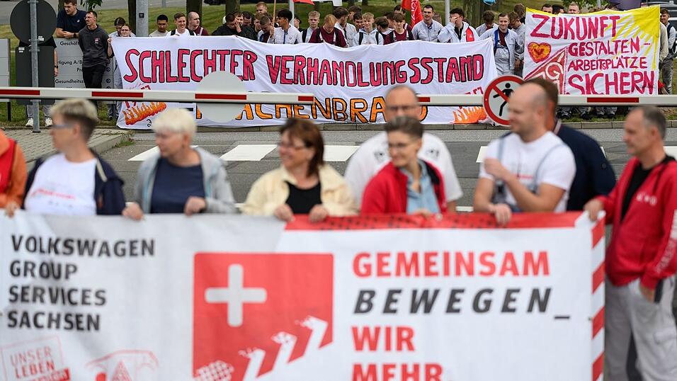 Besch&auml;ftigte von Volkswagen und seinen Zulieferern machen am Werkstor in Zwickau ihrer Sorge um die Zukunft des Standortes Luft.