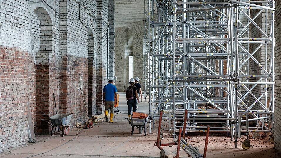 Die Kongresshalle ist nur ein Rohbau - und das soll man ihr auch später noch ansehen. Die Kongresshalle ist nur ein Rohbau - und das soll man ihr auch später noch ansehen.