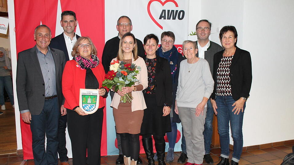 AWO-Geschäftsführer Klaus Hoffmann, Bürgermeister Andreas Liebl, stellvertretende Landrätin Martha Altweck-Glöbl, Leiterin Daniela Kienberger, Pfarrer Pater Dominik Daschner, Patricia Hecker, Abteilungsleiterin der AWO-Kindertagesstätten, und ihre Stellvertreterin Cornelia Siewert, AWO-Vorsitzender Martin Panten und seine Stellvertreterin Irene Ilgmeier sowie Kreisrätin Anita Karl (von links) AWO-Geschäftsführer Klaus Hoffmann, Bürgermeister Andreas Liebl, stellvertretende Landrätin Martha Altweck-Glöbl, Leiterin Daniela Kienberger, Pfarrer Pater Dominik Daschner, Patricia Hecker, Abteilungsleiterin der AWO-Kindertagesstätten, und ihre Stellvertreterin Cornelia Siewert, AWO-Vorsitzender Martin Panten und seine Stellvertreterin Irene Ilgmeier sowie Kreisrätin Anita Karl (von links)