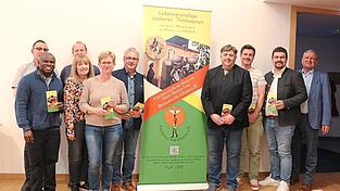 Die neu gew&auml;hlte Vorstandschaft &bdquo;Brunnen f&uuml;r Ghana e.V.&ldquo; mit neuem Kassier Johannes Amrhein (3. v. r); mit im Bild Vikar Matthias Tang, dahinter Diakon Martin Peintinger sowie B&uuml;rgermeister Hans Laumer (r.).