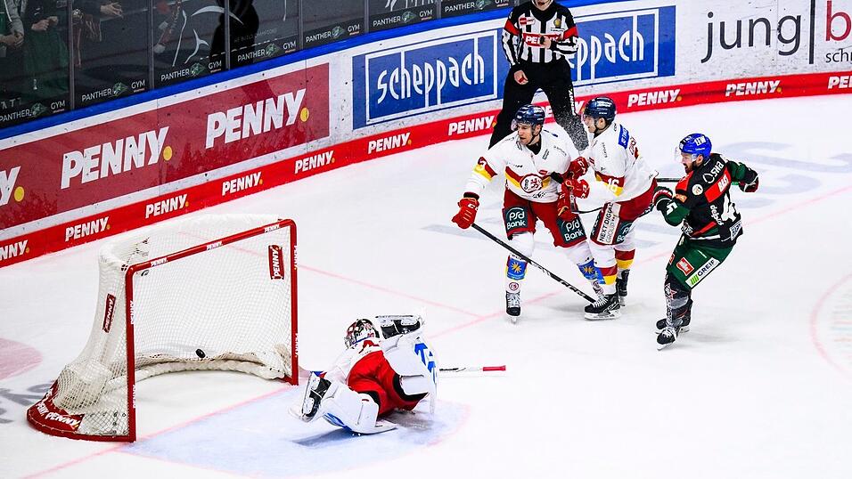 Augsburg bezwingt Düsseldorf und hofft wieder auf den Ligaerhalt in der Deutschne Eishockey Liga. Augsburg bezwingt Düsseldorf und hofft wieder auf den Ligaerhalt in der Deutschne Eishockey Liga.