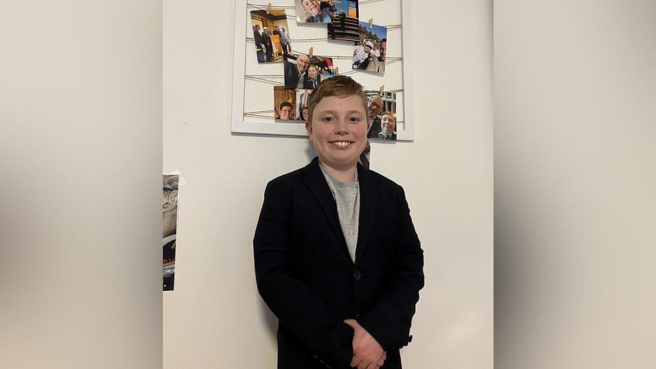 Tim Nowak kommt viel herum. &Uuml;berall macht er Erinnerungsfotos - mit B&uuml;rgermeister oder auch Ministern.