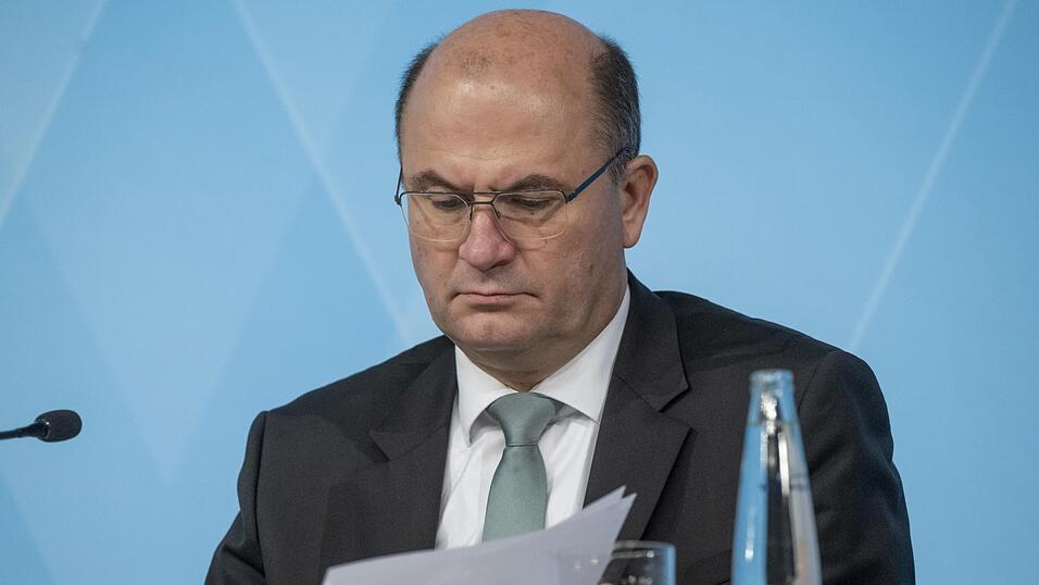 Trotz der verbesserten Prognose warnt Finanzminiser Albert F&uuml;racker vor zu gro&szlig;en Erwartungen. (Archivfoto)