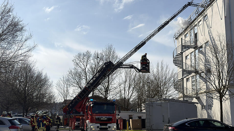 Mit Drehleitern begaben sich die Einsatzkr&auml;fte auf H&ouml;he des Brandorts. Nun soll das Dach gro&szlig;fl&auml;chig ge&ouml;ffnet werden.