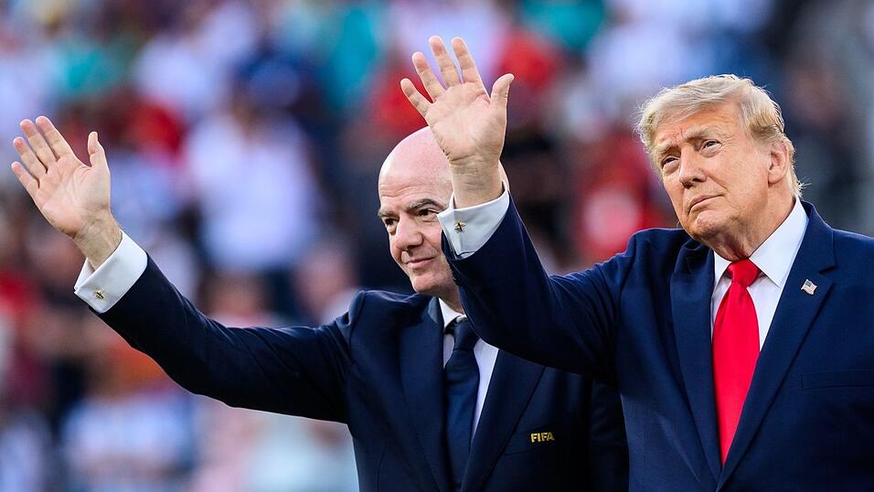 Sie gelten als beste Freunde. Nun gibt Trump Infantino Rückendeckung. (Archivbild) Sie gelten als beste Freunde. Nun gibt Trump Infantino Rückendeckung. (Archivbild)