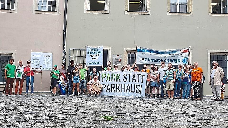 ADFC, Attac, Bund Naturschutz, Gr&uuml;ne, Linke, Fridays for Future, Greenpeace, Gr&uuml;ne Jugend, Letzte Generation, Linksjugend, Omas for Future, Scientists for Future, Scientist Rebellion und VCD vorm SPD-B&uuml;ro.