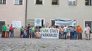 ADFC, Attac, Bund Naturschutz, Gr&uuml;ne, Linke, Fridays for Future, Greenpeace, Gr&uuml;ne Jugend, Letzte Generation, Linksjugend, Omas for Future, Scientists for Future, Scientist Rebellion und VCD vorm SPD-B&uuml;ro.