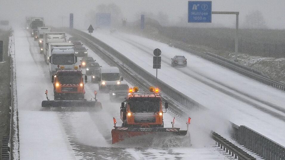Auf der A9 Richtung München rutscht ein Lkw von der Fahrbahn und landet im Graben. (Symbolbild)