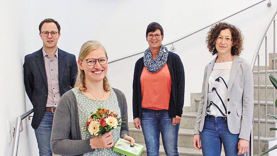 Kinderpflegerin Andrea Lentner (2.v.l.) absolvierte ihre Weiterbildung zur pädagogischen Fachkraft für Kindertageseinrichtungen. Kinderpflegerin Andrea Lentner (2.v.l.) absolvierte ihre Weiterbildung zur pädagogischen Fachkraft für Kindertageseinrichtungen.