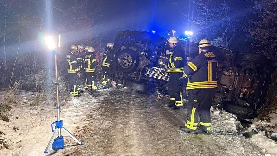 Ein Pick-Up geriet ins Rutschen und kippte um.