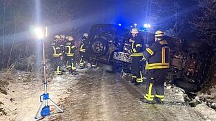 Ein Pick-Up geriet ins Rutschen und kippte um.