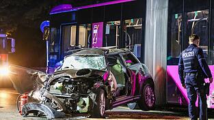 Vier Menschen waren bei dem Unfall in der Nacht schwer verletzt worden.
