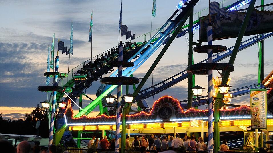 Auf und nieder: eine Achterbahn im Abendlicht. Auf und nieder: eine Achterbahn im Abendlicht.