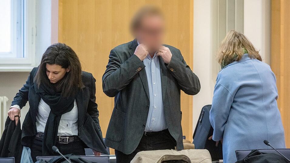 Karl B. mit seinen Verteidigerinnen Daniela Gabler (l.) und Ricarda Lang.