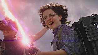 Um die Geheimnisse von Summerville zu l&ouml;sen, muss Phoebe (Mckenna Grace, rechts) lernen, wie man Geister jagt.
