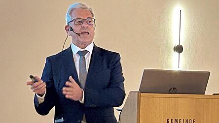 „Sparen alleine nutzt niemanden“, sagte Bürgermeister Ludwig Eder in der Bürgerversammlung. Für ihre Zukunftsfähigkeit müsse die Gemeinde gezielt Finanzmittel einsetzen.