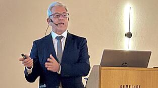 „Sparen alleine nutzt niemanden“, sagte Bürgermeister Ludwig Eder in der Bürgerversammlung. Für ihre Zukunftsfähigkeit müsse die Gemeinde gezielt Finanzmittel einsetzen.